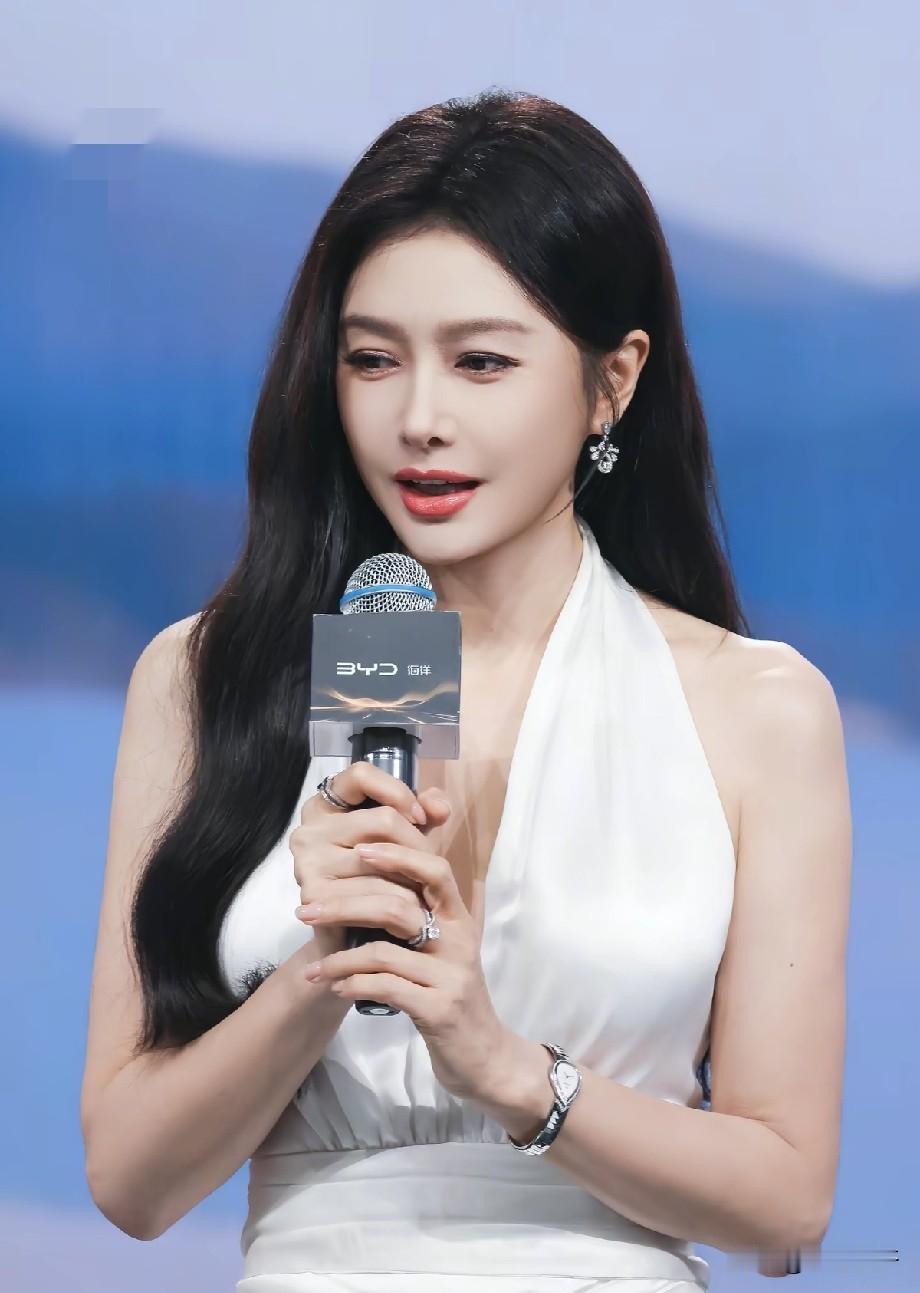 秦岚线下活动生图出圈！自带原生精致美感，就算锐化也难掩绝佳状态
 
秦岚出席品牌