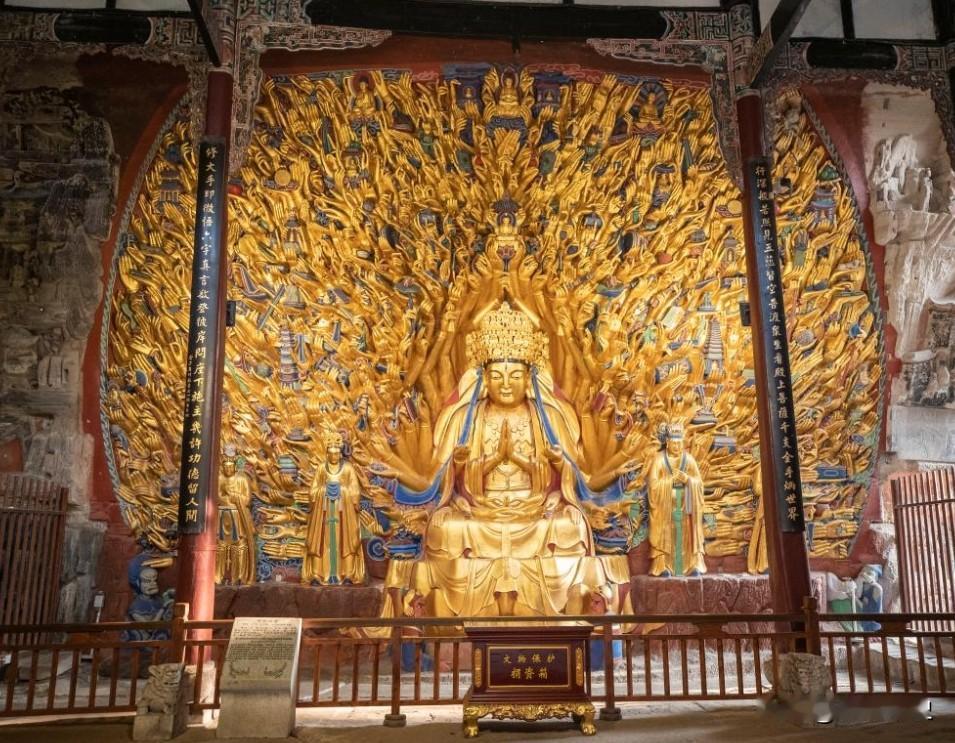2011年，重庆工人对大足石刻一座800年前的千手观音造像进行全方位修缮，当用X