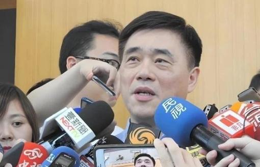 民众党主席黄国昌说，“台湾人不必承认自己是中国公民，从文化和种族方面来讲，你的阿