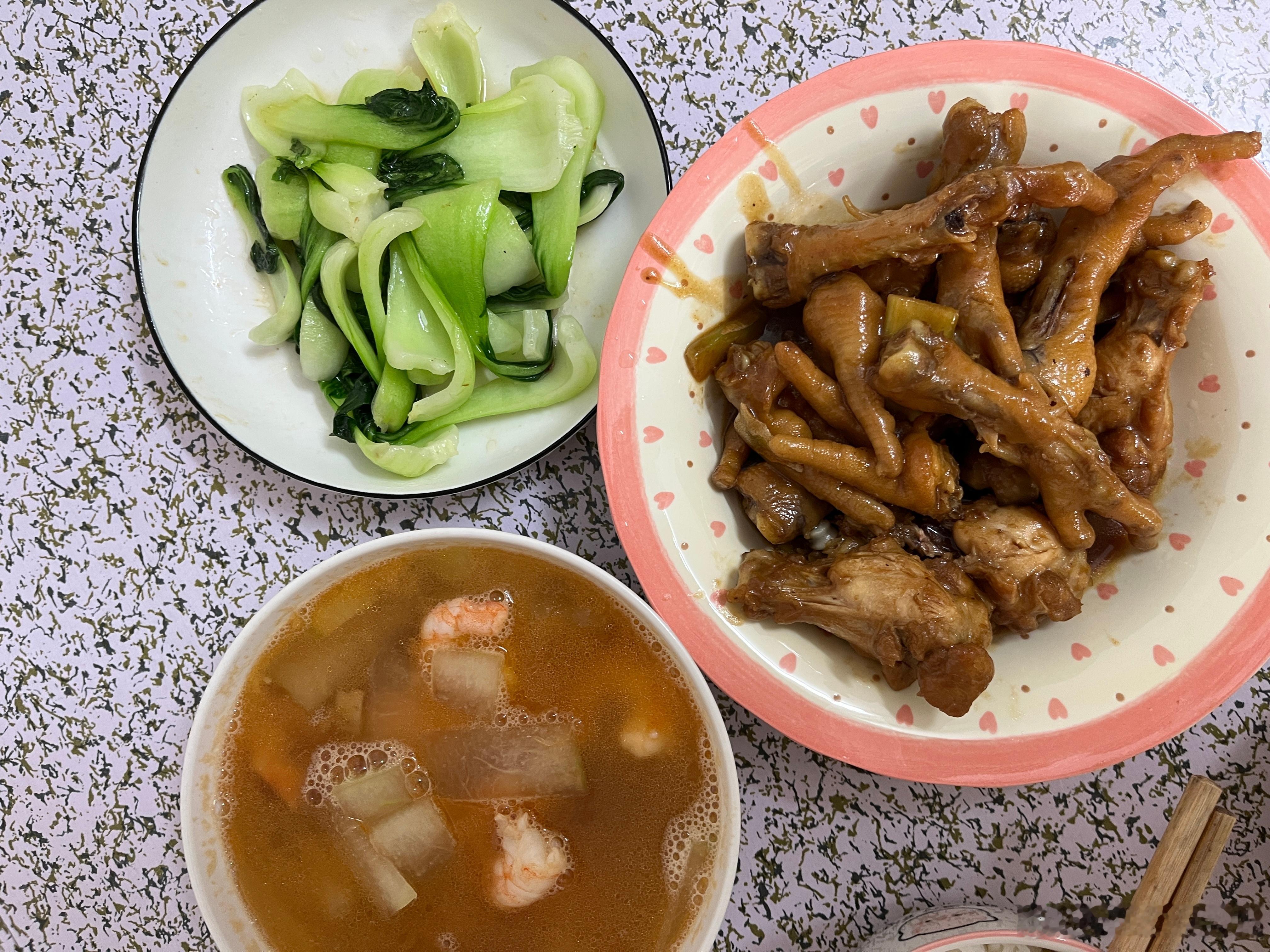 今晚的菜好吃，柠宝要吃鸡爪、鸡翅、虾，说要吃大餐。我中午没吃，吃了两块她的饼干，