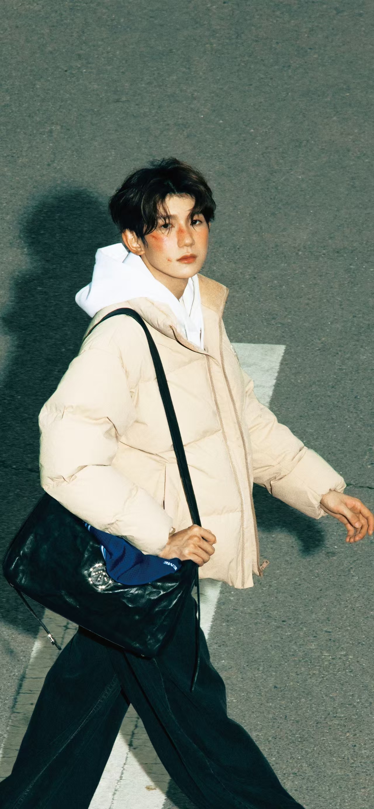 #王源街头look#、#王源街头采访大片#  王源街头look 🈶，这套真的太