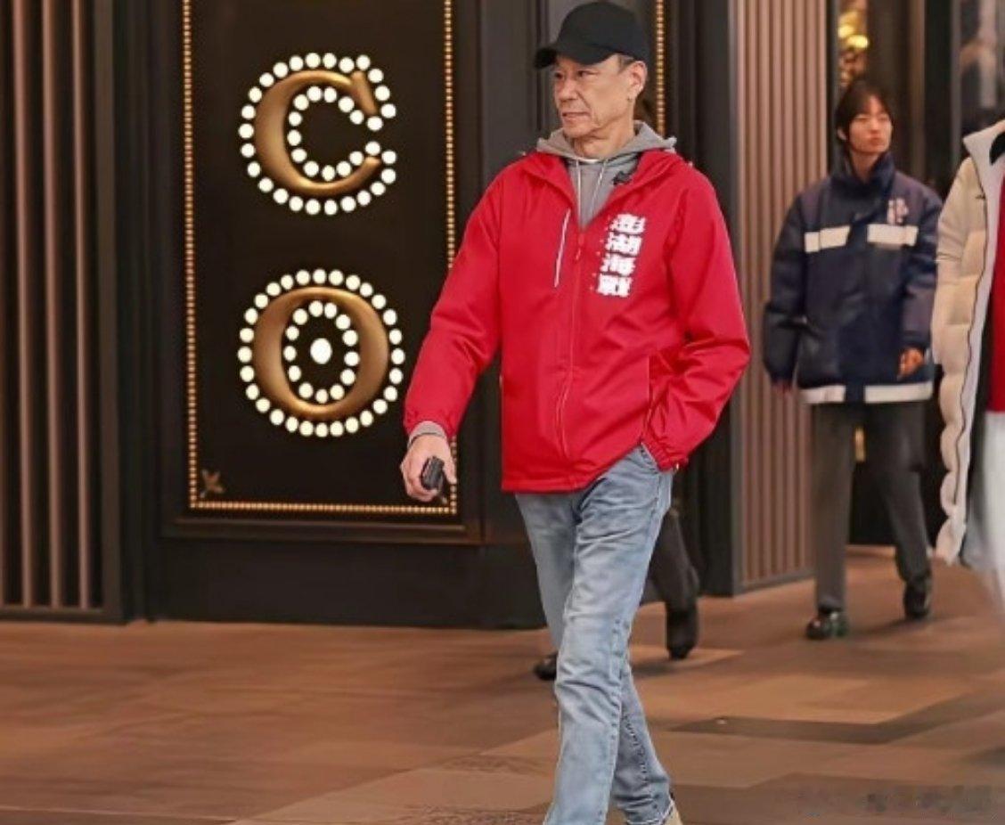 他生于1946年，虚岁已经80了，这样的岁数这样的状态无敌了！就问你服不服？ 