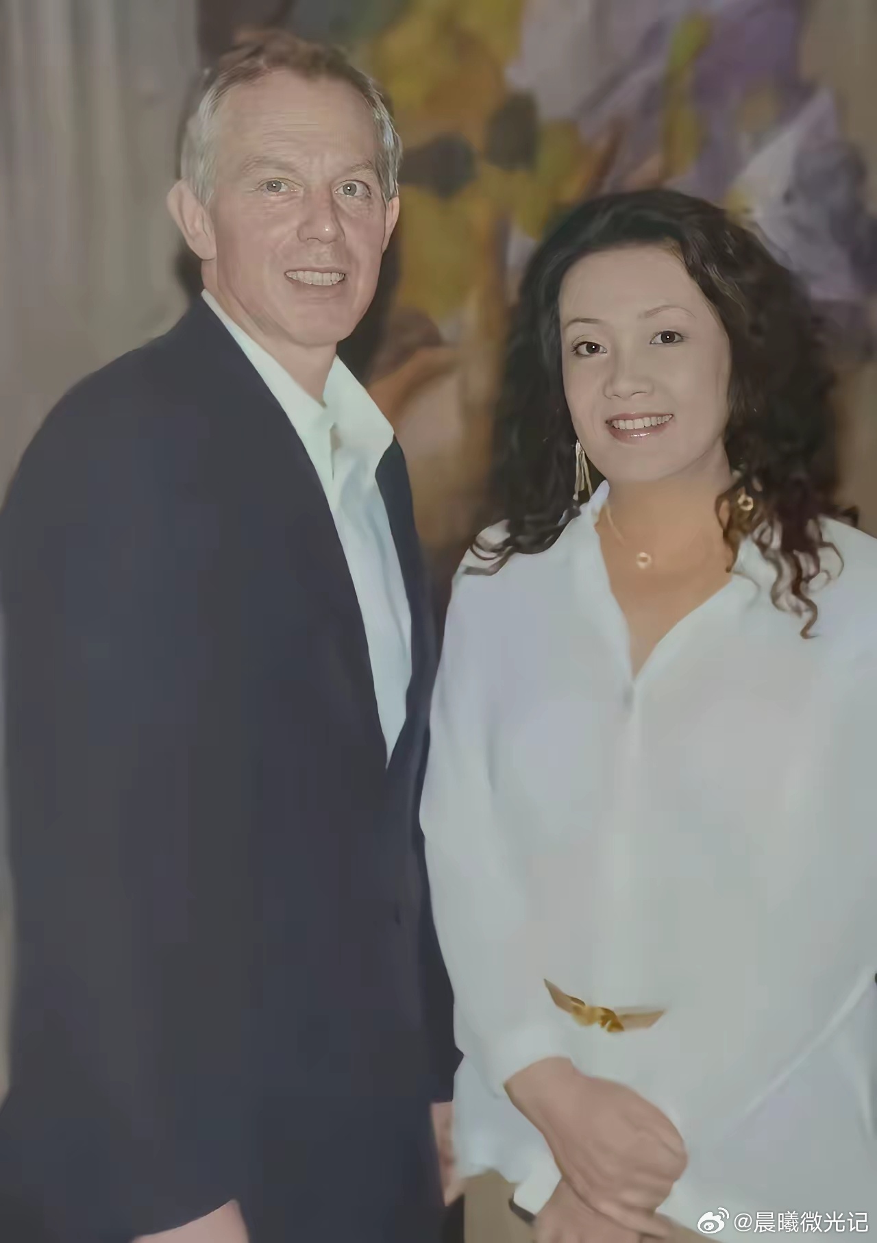 18年前，也就是2008年，张兰与英国前首相布莱尔的合影。那时候张兰49岁，颜值