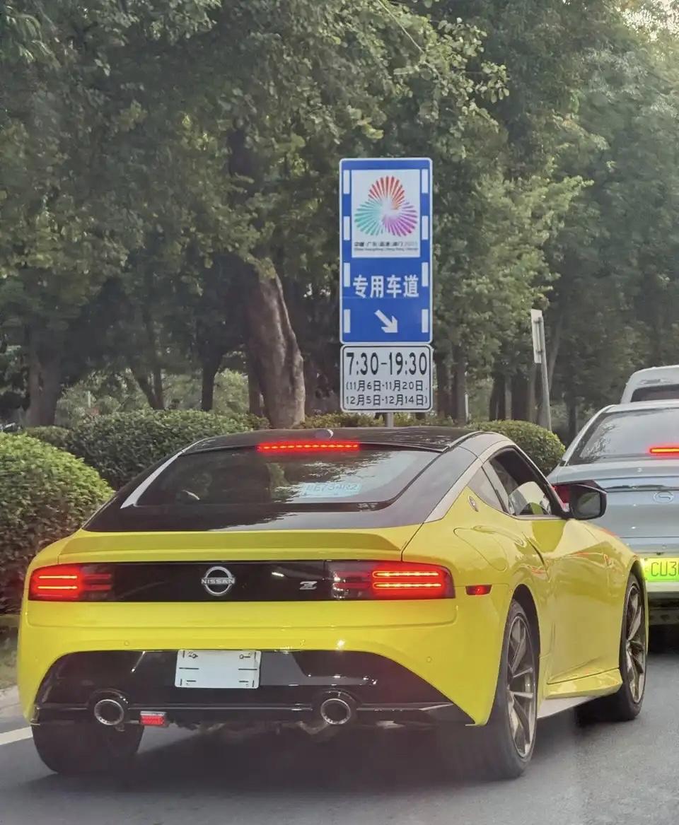 没想到在路上竟然能看到这款车！日产400z，国内现在只有平行进口，卖的跟supr