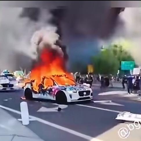 美国独立日庆祝活动演变成大规模骚乱，再次凸显出美国经济不断恶化，民众心中满是愤怒