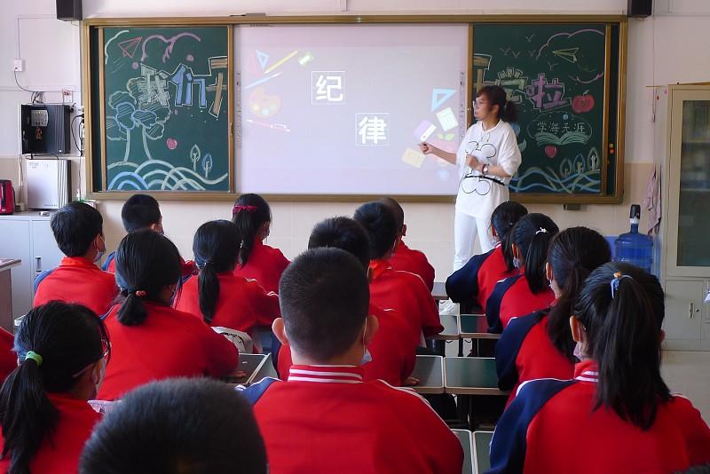 学校那么多领导，个个优秀、能力又强，评优评先冲在前，职称荣誉一样不落。我就想问一
