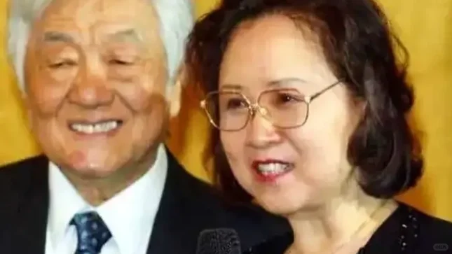 《琼瑶花葬：一场诗意的告别与无尽的缅怀》 当琼瑶选择以花葬的方式与尘世...