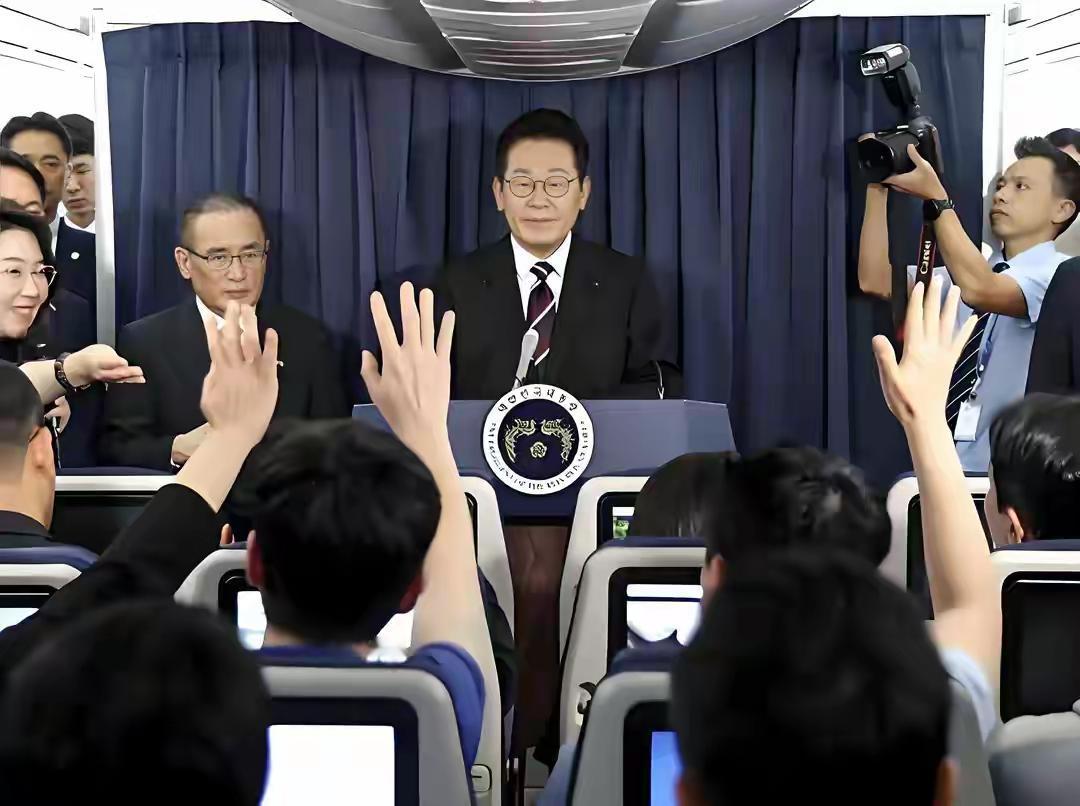 11月24日，中国威海海事局发布航行警告，解放军在刘公岛东部海域进行实弹射击。