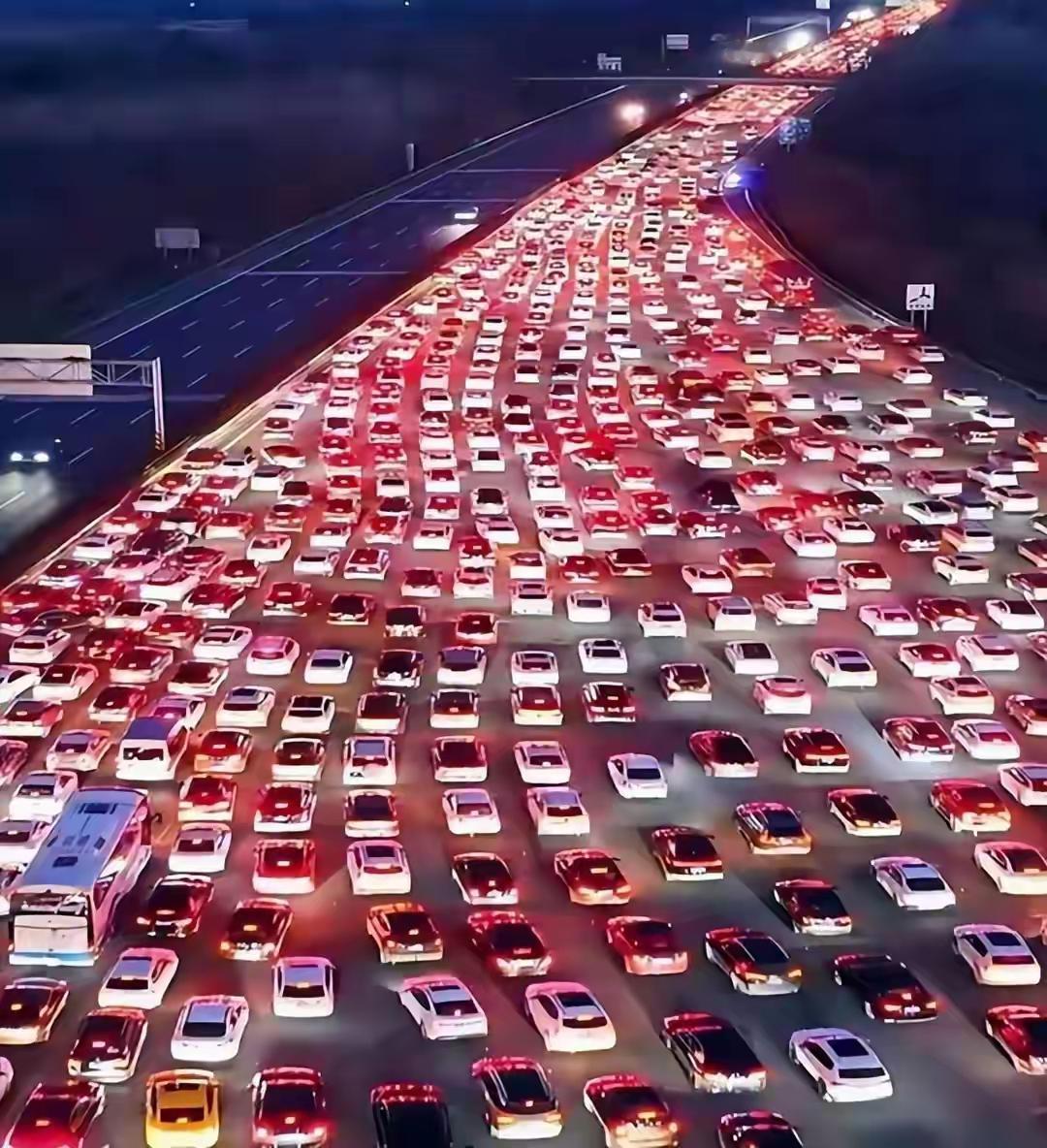 为省50块高速费，全国车主堵在服务区：这波“算计”，真的赚了吗？
 
凌晨三点的