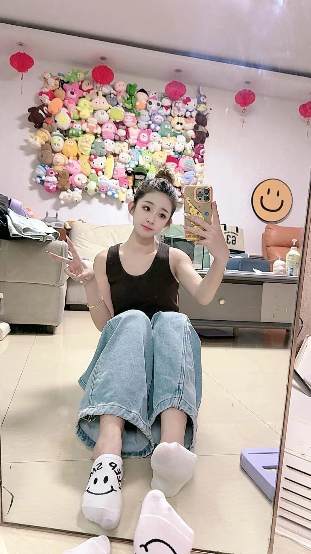 谁懂啊！这套真的是舒服与显瘦双在线的王炸组合！
简约黑色U领背心，自带收腰效果，