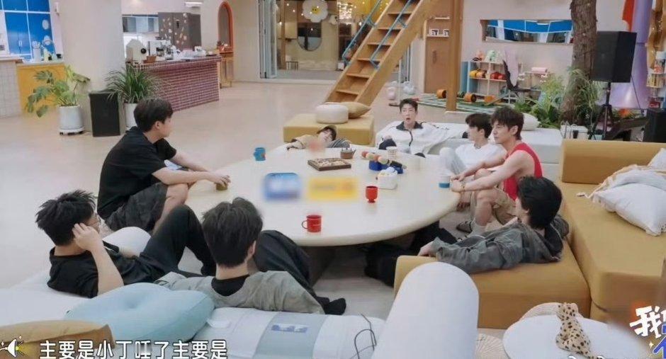 丁程鑫玩游戏玩到睡着 这个丁程鑫太可爱了，以为是和熟悉的哥哥们一起太放松了，玩闭