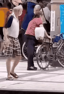 手脚不老实、手脚不干净的人，如细观察的话，是能够看出来的，这些人的普遍普遍特点是