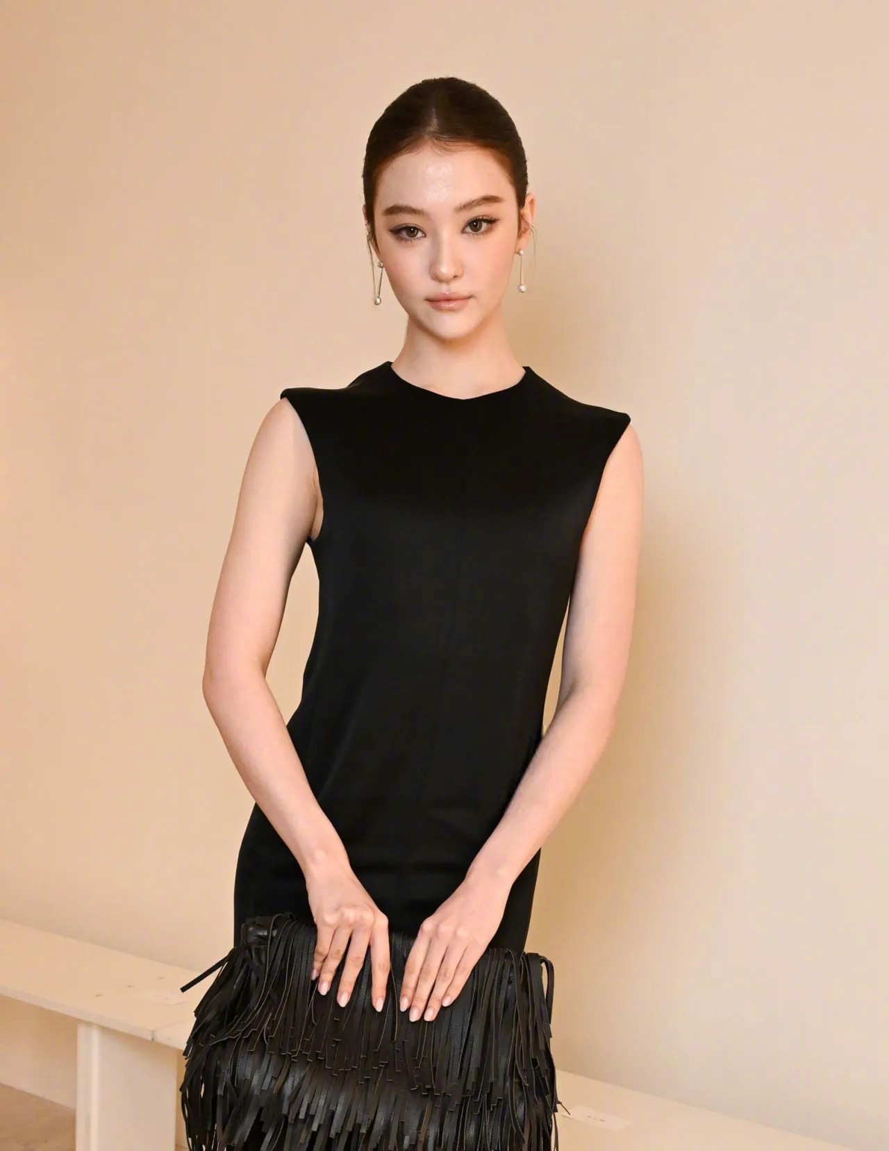 亮相COS 2027春夏系列发布秀的身穿Ella Gross，身穿黑色COS简洁