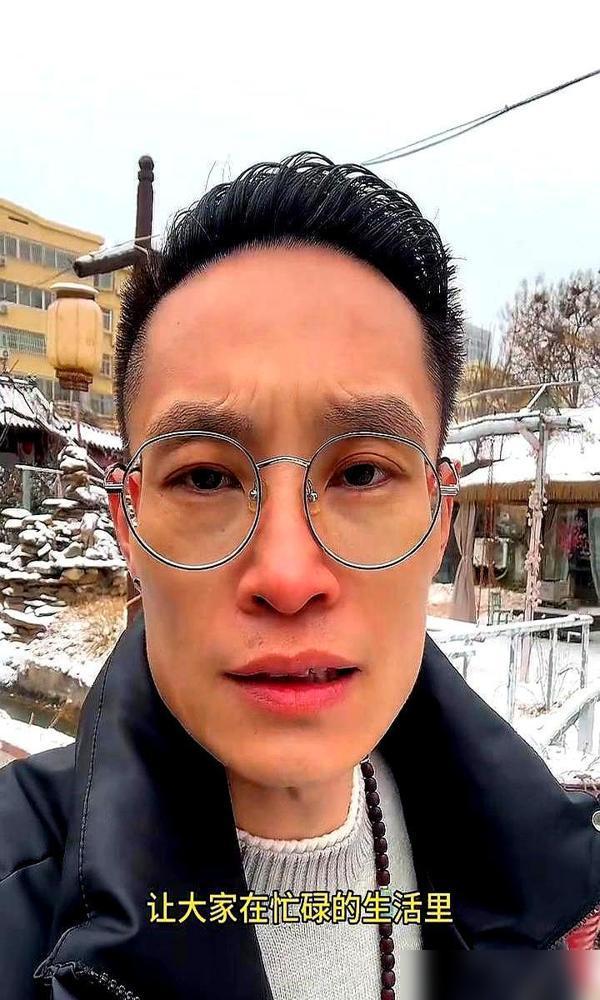 豆瓣8.5分却只有0.1%的排片，这种属于小众导演的死局看得人胸闷。影院经理大概