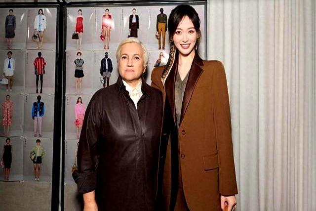 怪不得唐嫣41岁还这么美，原来是迷上了“美拉德穿搭”，西装配阔腿裤气质一绝