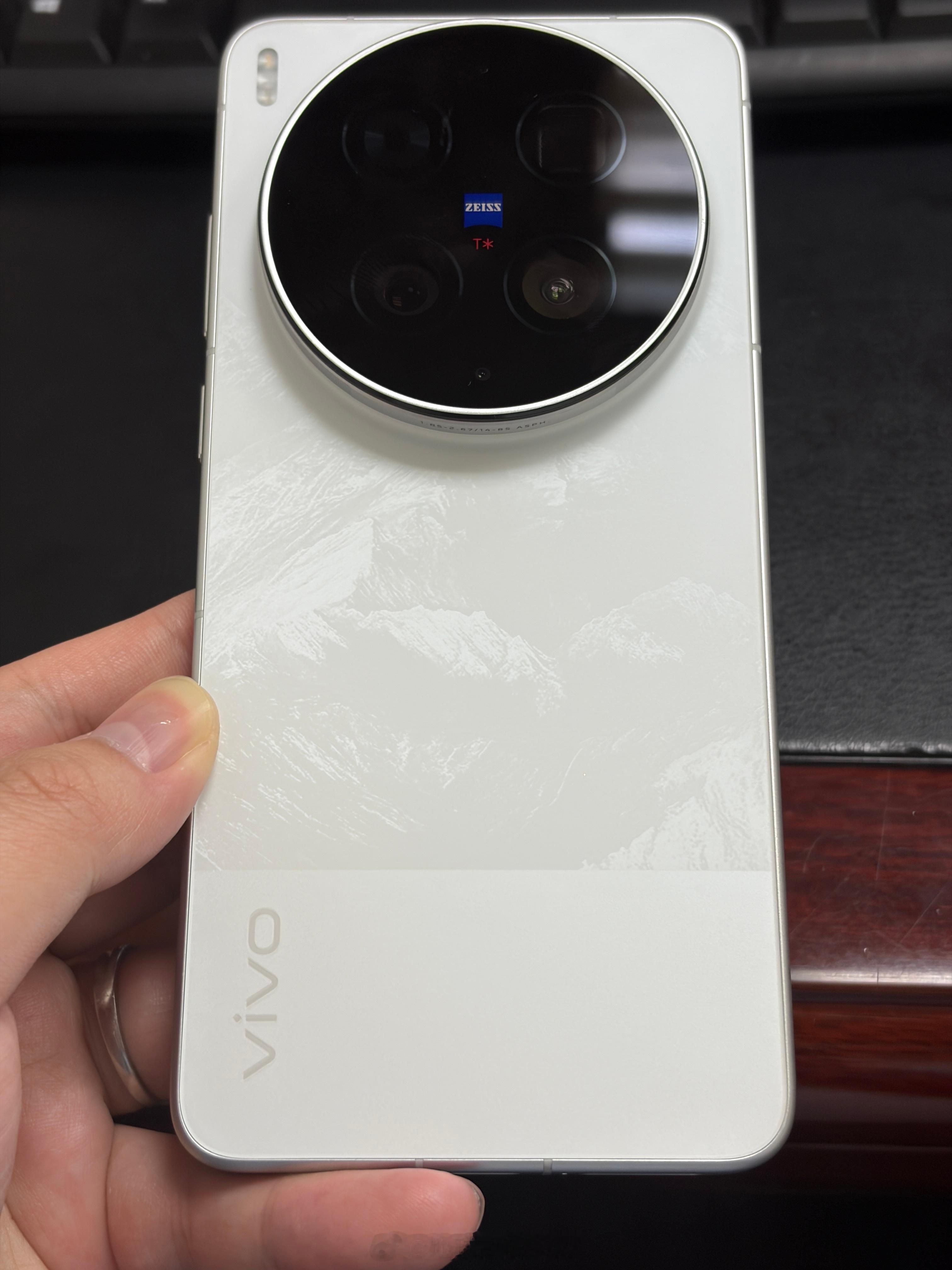 按图一这个角度看vivo X300 Ultra其实还挺好看的实在没理解，设计师为