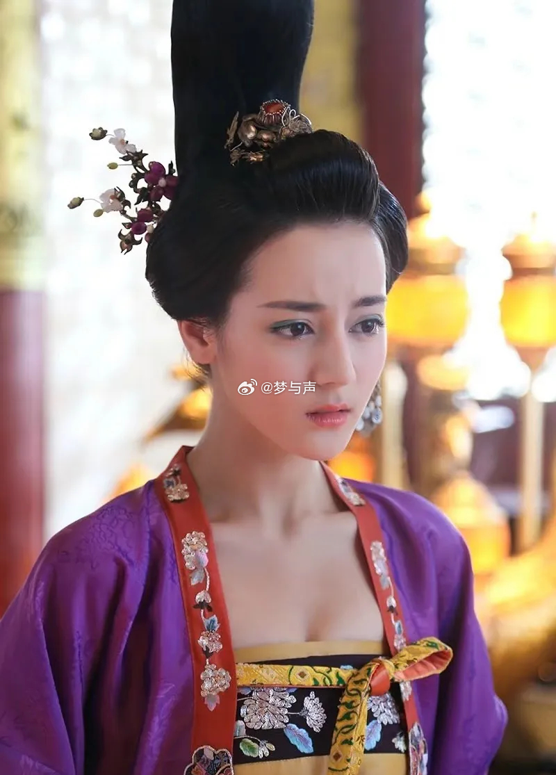 本来以为杨紫的唐制造型已经够美了，可以去演杨玉环传奇了，结果看到热巴的造型，居然