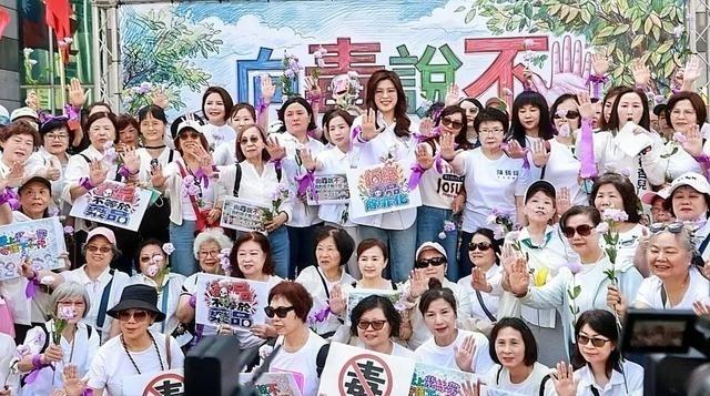 郑丽文来帮蒋万安站台了，向沈伯洋喊话：“不要躲、不要闪，正面回答、直球对决”。2