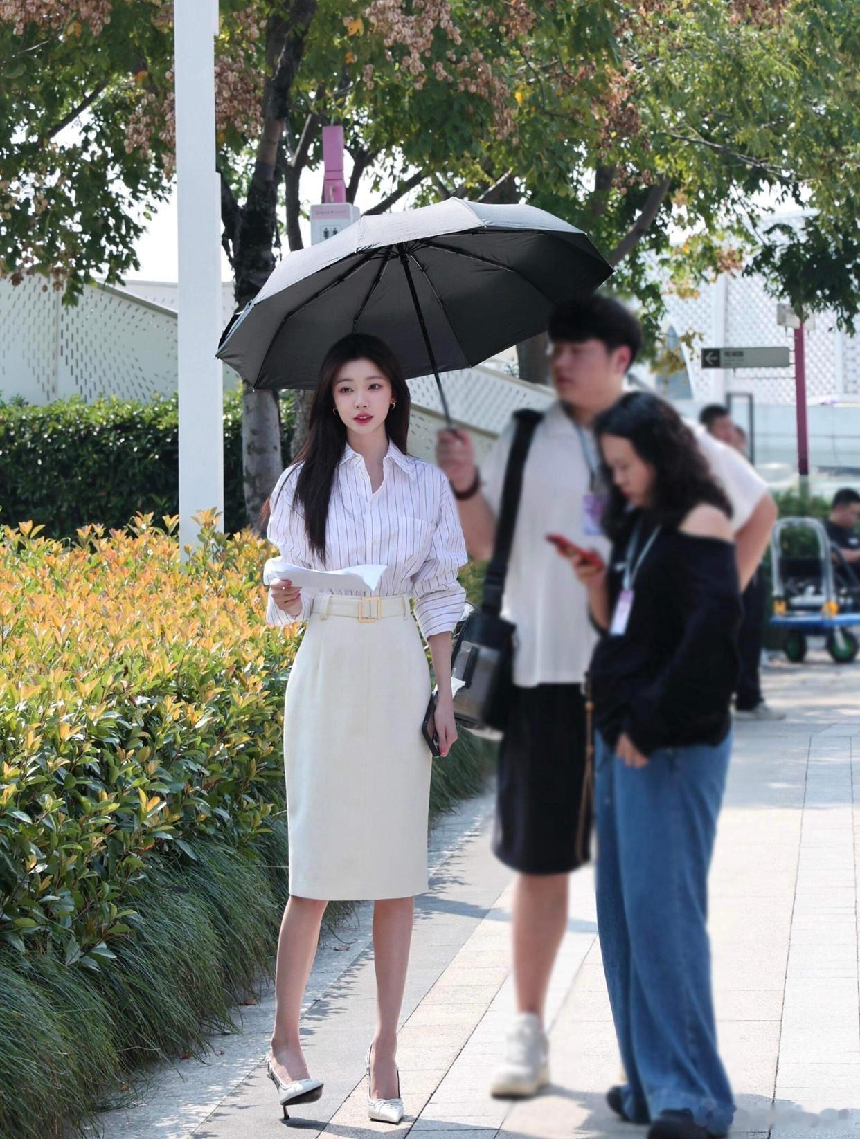 现代剧完全就是易梦玲的舒适区…太美了完全是本色出演吧 ​​​