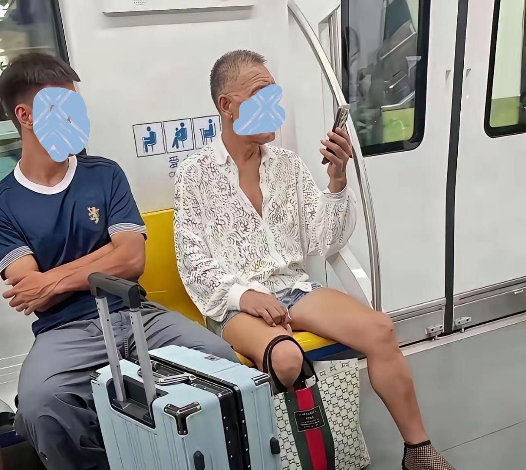 地铁上这个大爷挺“时髦”的，镂空衬衫透视感较强，搭配超短热裤，风格混搭，在公共交