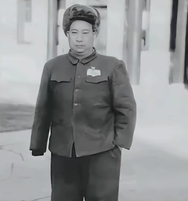 1937年雁门关伏击战中，贺炳炎目睹了一名八路军士兵被一个不满五尺的日本兵一刺刀