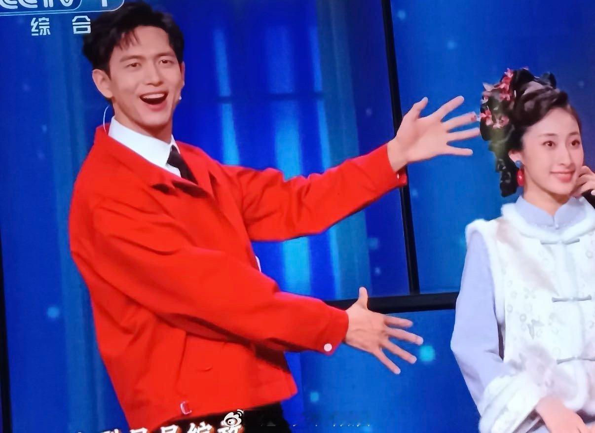 李现做这个动作就觉得眼熟 李现春晚这个动作一出来，满脑子都是他的表情包！笑点太密