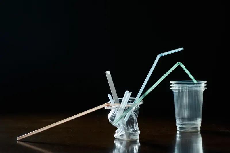 冰箱食物保鲜小技巧：
将食物放入密封袋后，留一个小口插入吸管，吸出空气后迅速封口