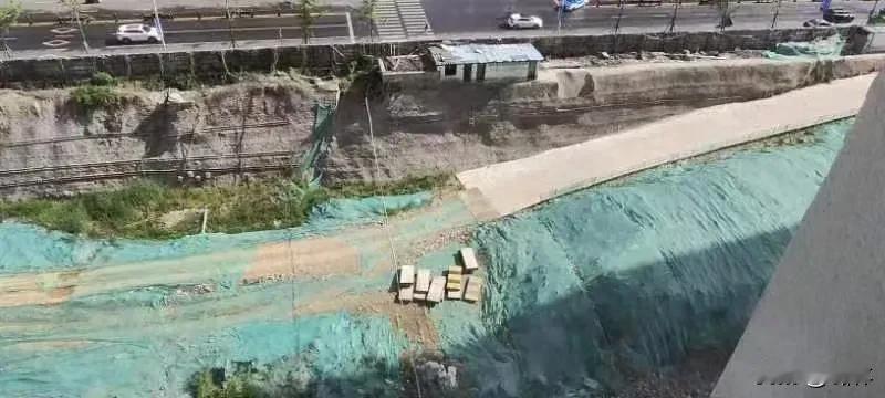 忧心！三迪金域蓝湾三期旁 “基坑” 隐患，何时能化解？

据业主反馈，小区北侧这