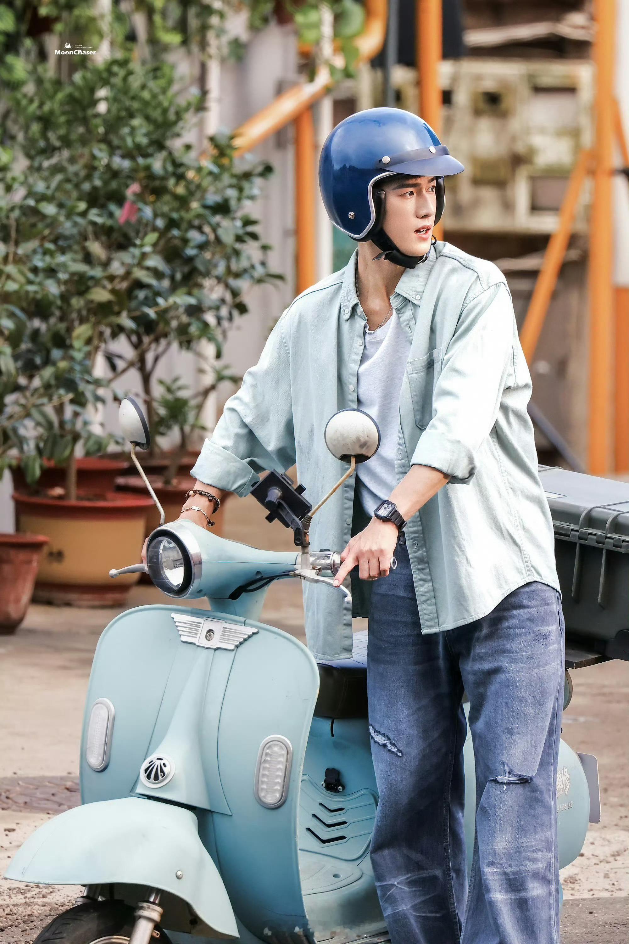 一起来看看李昀锐主演的《耀眼》的宣传图，真的是一种小奶狗的即视感啊，奶萌奶萌的，