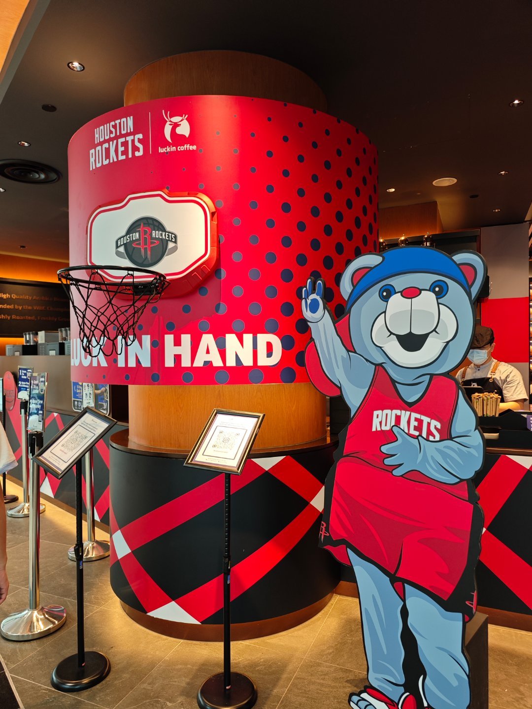 瑞幸咖啡*休斯顿火箭主题店联名整体装修都融入了火箭队元素据说是全球首家火箭队咖啡