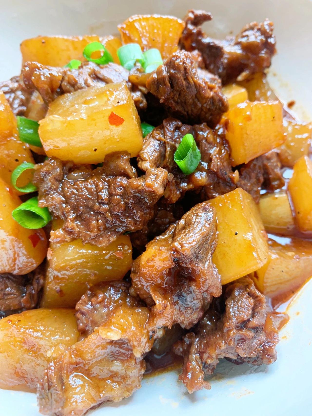 这样做的牛肉炖白萝卜比鲍鱼还好吃
材料：牛腩或牛上脑两斤
配料：葱姜蒜，干辣椒，