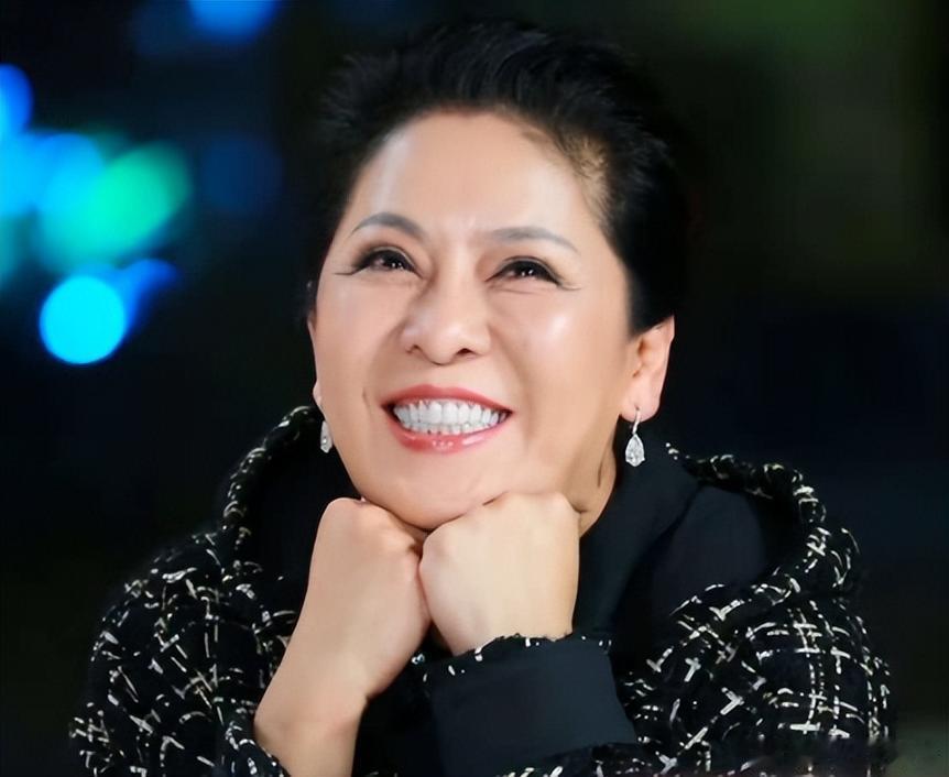 向太每天转发恶评到繁花群 向太直面网络恶评：勇敢发声，唤醒公众反思近日，向太的一