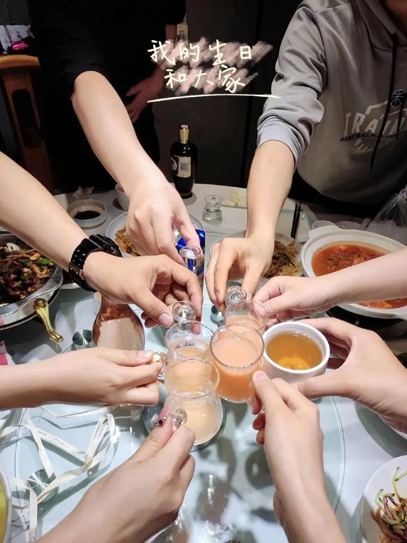 文人聚会莫言醉，
酒语连叨杯满斟。
