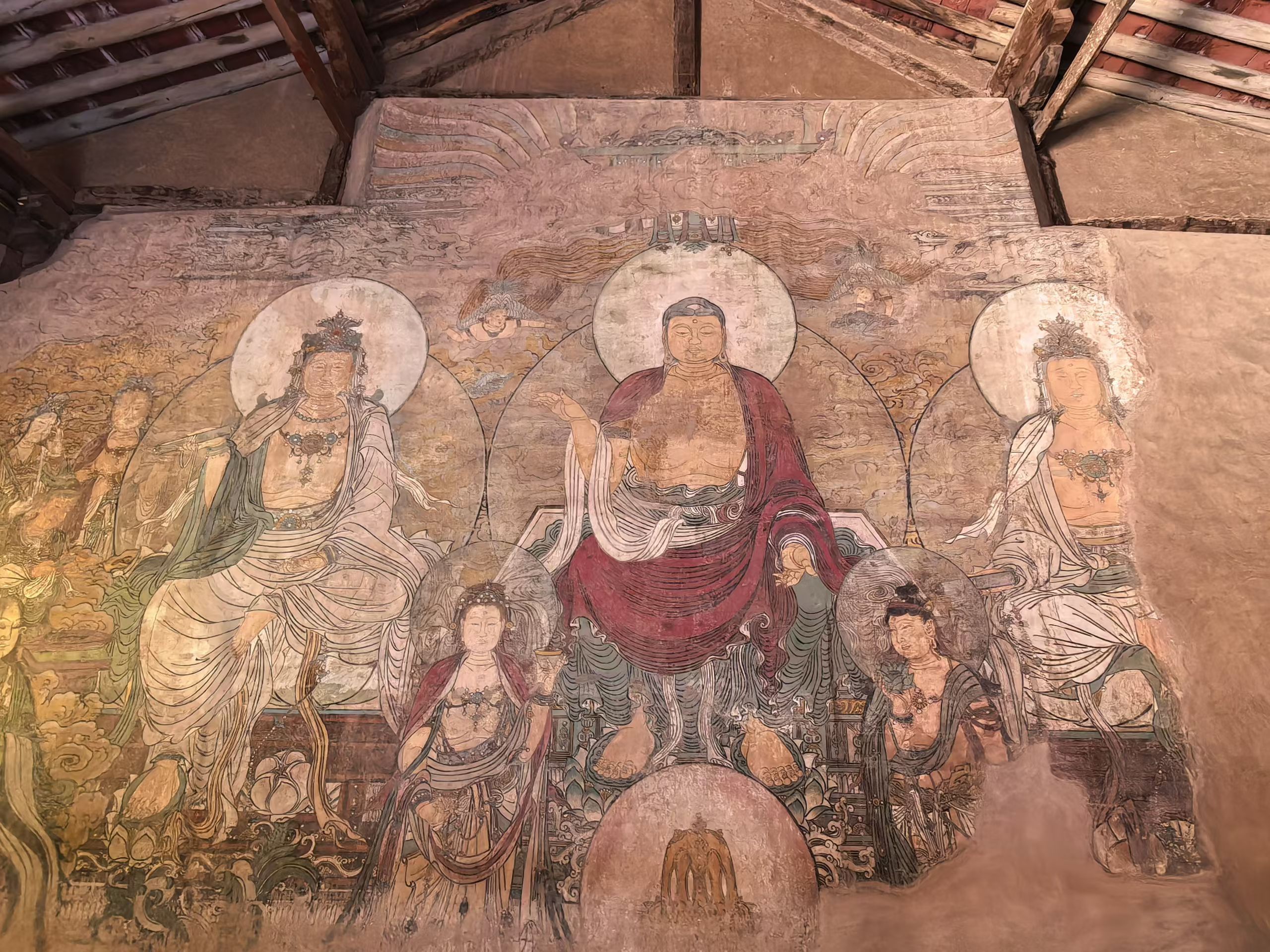 运城的稷山县青龙寺以精美元代水陆壁画闻名，绘儒释道三教诸神。 车轮上的世界纵享天