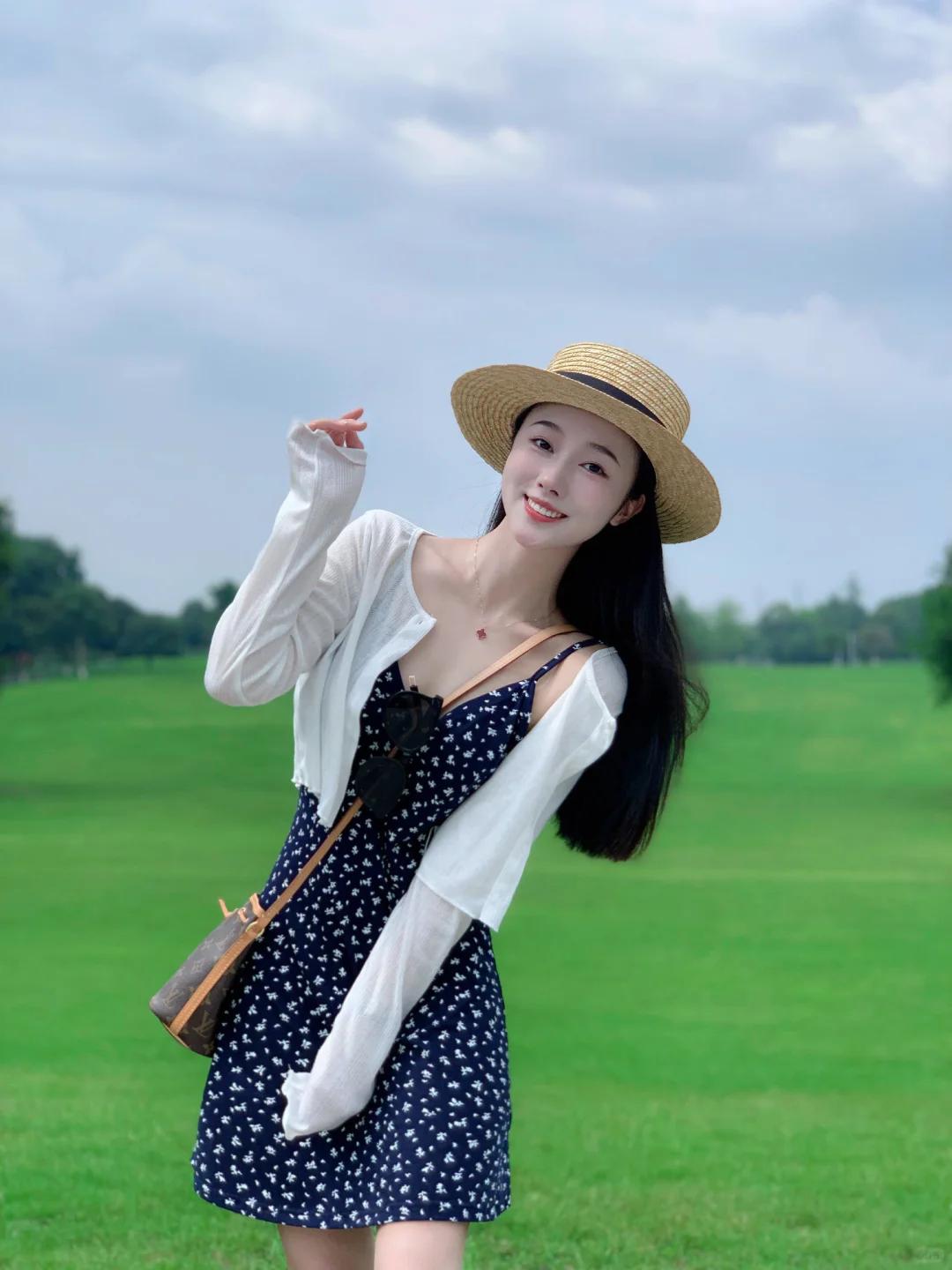 #夏日生活打卡季#温柔爆棚！白色针织开衫邂逅黑色碎花吊带裙，春日浪漫尽在不言中?