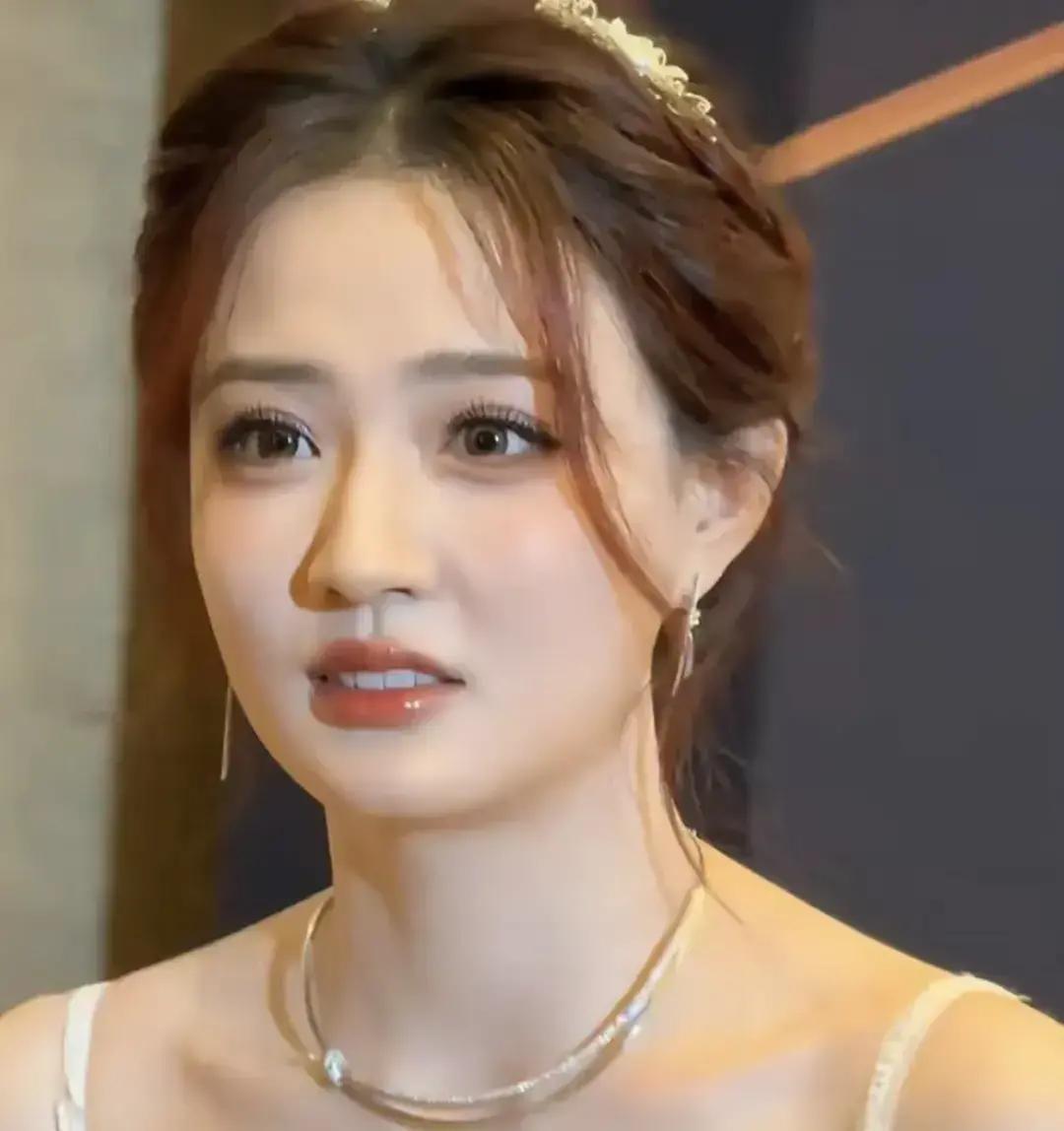 见过徐璐真人的都会愣一下：她脸怎么这么瘦？
 
可镜头一对着她，那张脸就“圆润”