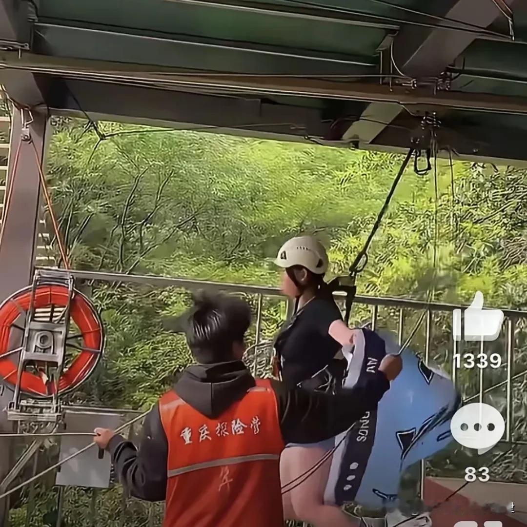 四川坠下悬崖秋千的女孩，她的家人很快就和景区达成了和解，收下赔偿完事了。

按说