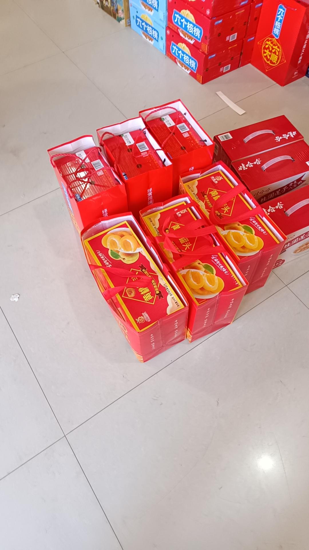 这拜年真的是没什么意思啊，一年都不说一句话，你心里看不上我，我心里也八百个瞧不起