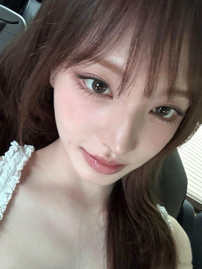 怎么瘦成这样？满心皆是悲伤。曾经圆润，如今却这般消瘦，不知是岁月的雕琢，还是生活