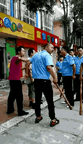 [流泪]感谢城管的强力执法。这下好了，摊贩绝迹了，大街安静了，城市文明了！[捂脸