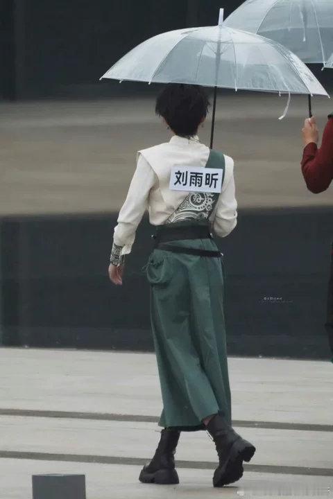 刘雨昕撕李晨名牌刘雨昕撕李晨名牌练手谁还没被这个刘雨昕萌到！过去撕了撕李晨的名牌