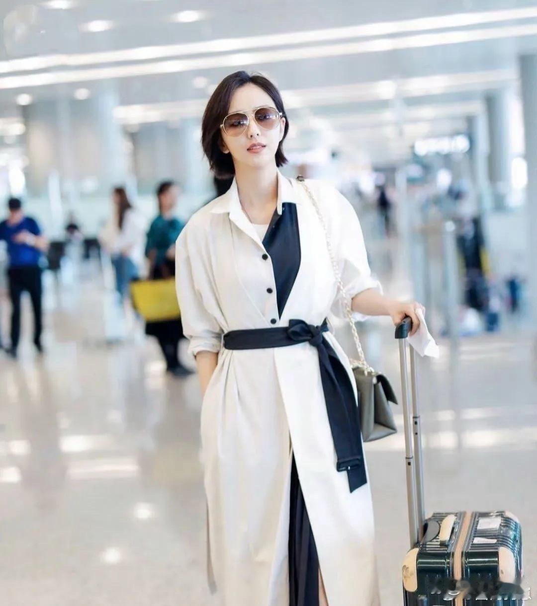 佟丽娅气质愈发优雅温柔，整个人温柔又大气，只是实在太纤瘦了，真的让人忍不住心疼。