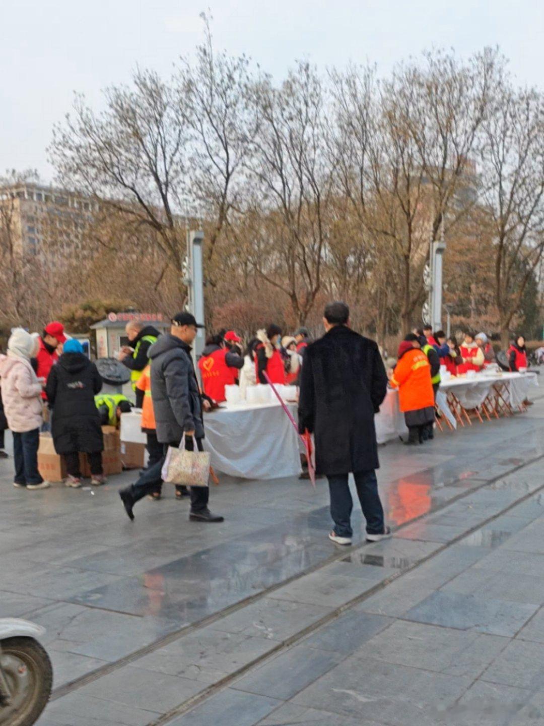 腊八了，今天有早上有爱心商户给环卫工送腊八粥！