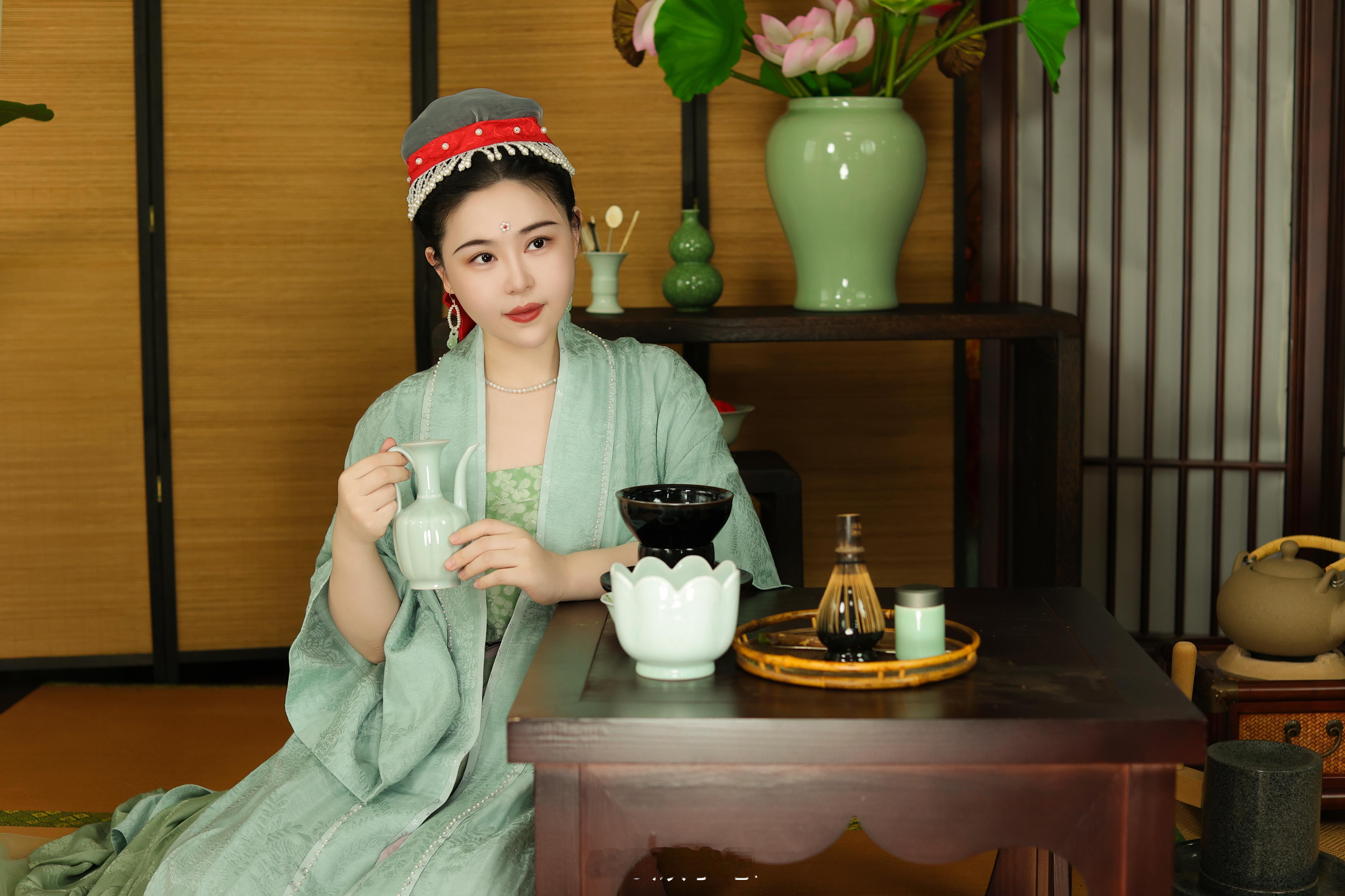 五一假日到了，分享一组古代女子工种图鉴,古代民间女子从采茶到货郎再到点茶，从内宅