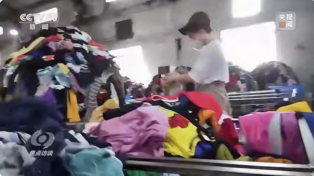 你说现在看个直播买衣服，怎么就跟走钢丝似的？一会是主播衣服穿得让人不好意思看，一
