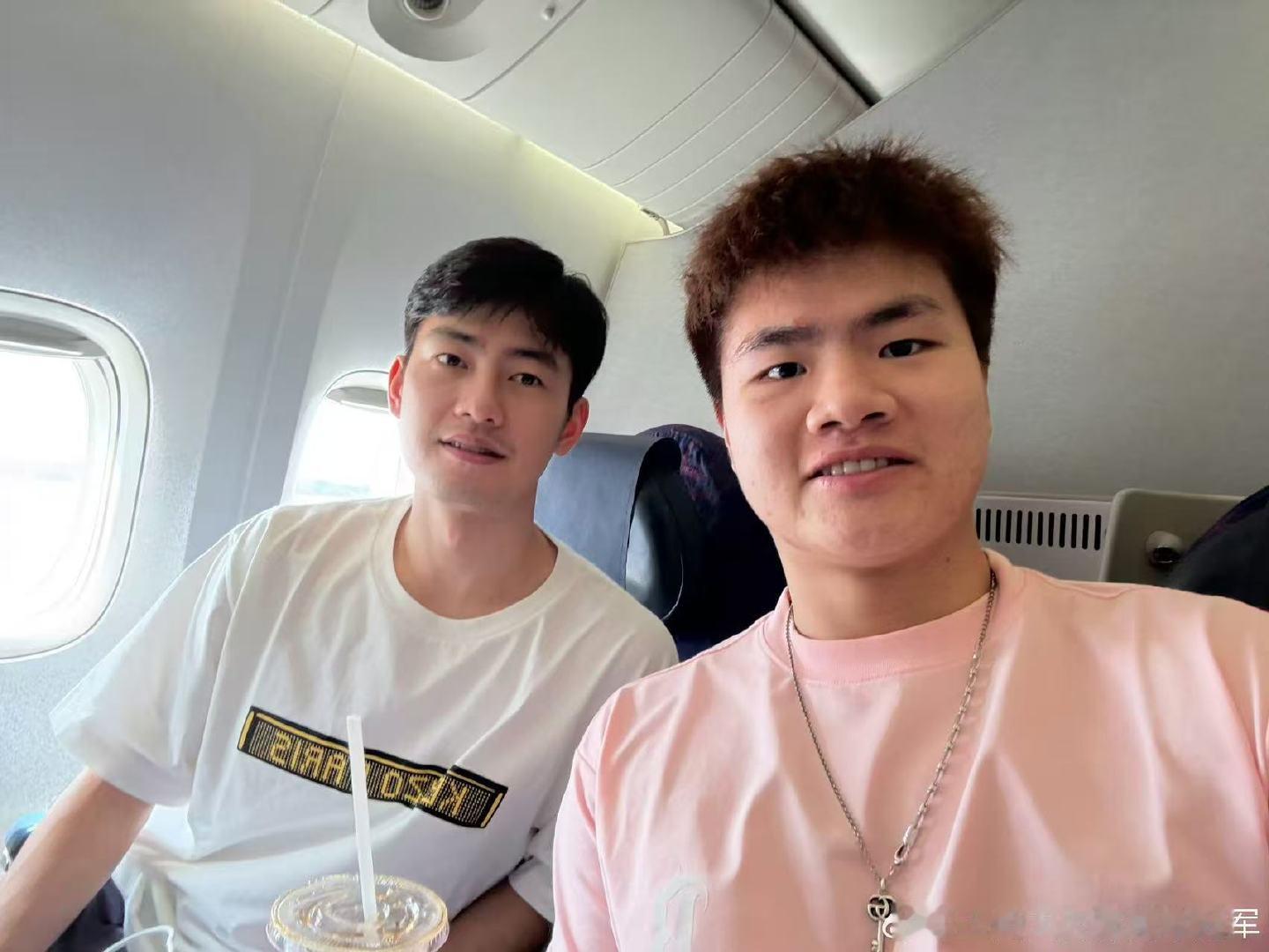 王昶出发自拍照梁王飞机自拍 梁王飞机自拍 ​​​