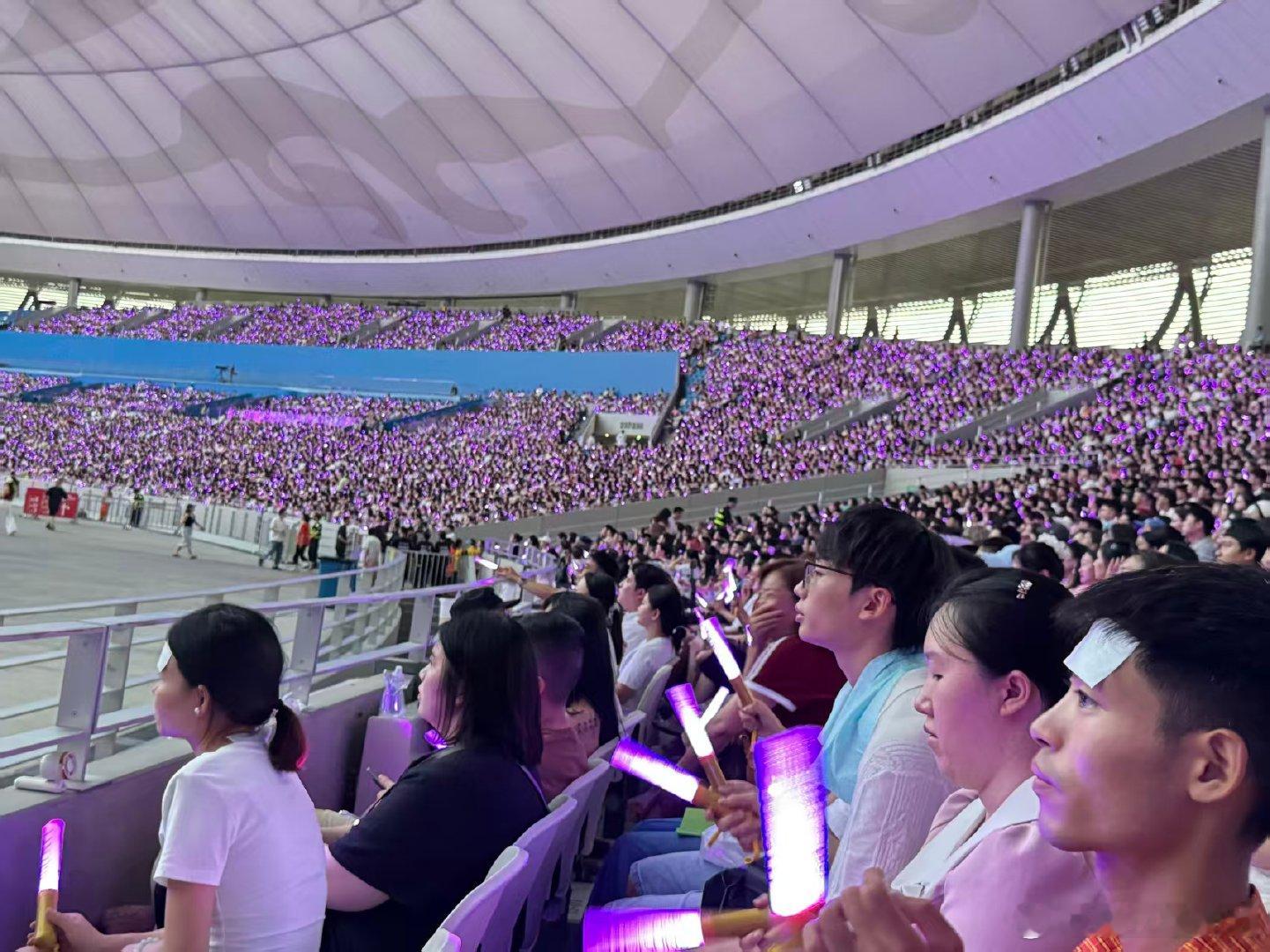 蔡依林演唱会过半了天还没黑 成都演唱会现场画面来袭，演出进行过半天色依旧透亮，盛