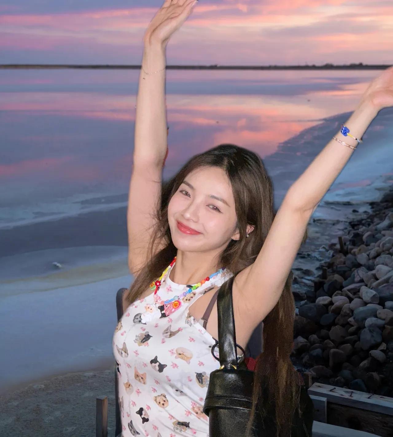 千娇百媚动人心，
婀娜多姿风情浓。
花样年华好时光，
蝶飞凤舞共婵娟。




