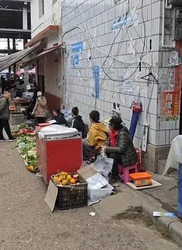 今天早上景洪天空被厚厚的云彩遮盖住，云彩厚了就是乌云，薄了就是白云。
​昨天晚上