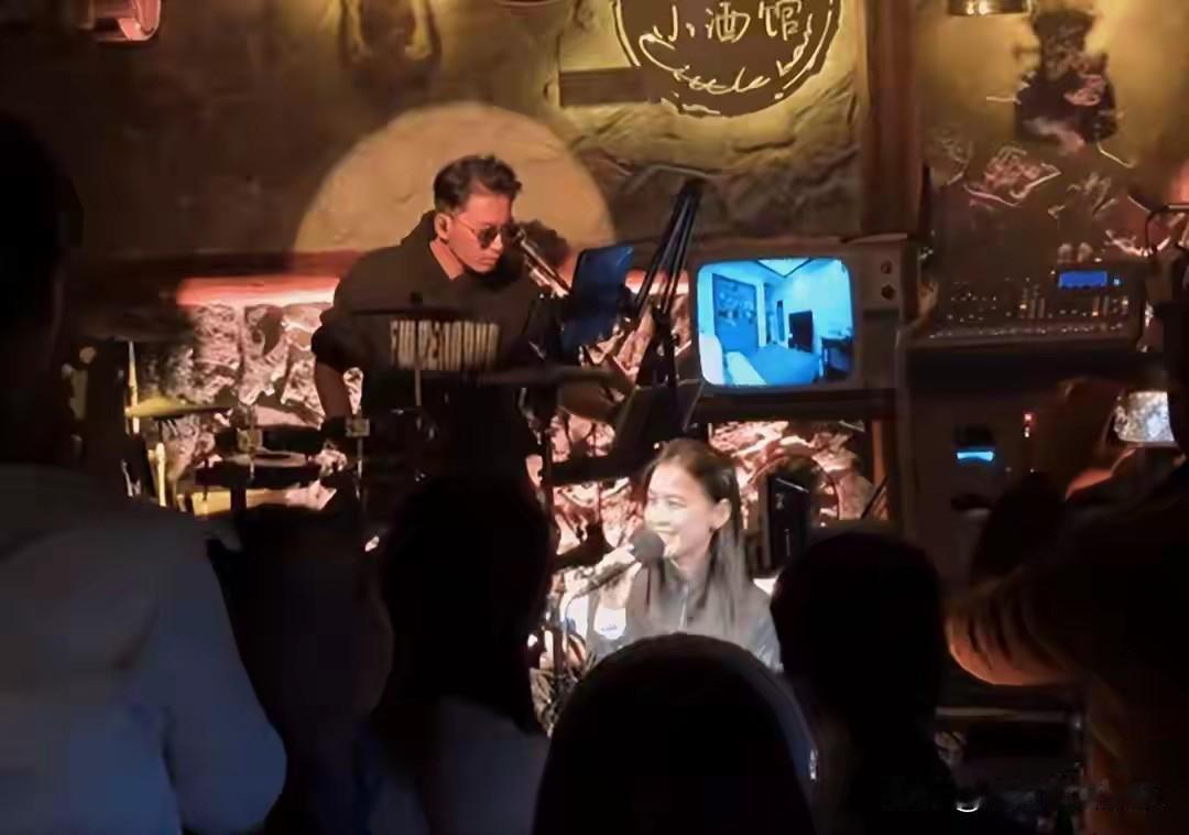 黄圣依现身大理酒馆唱歌，42岁素颜状态很真实，发量少发际线高，表情一脸沉浸唱歌，